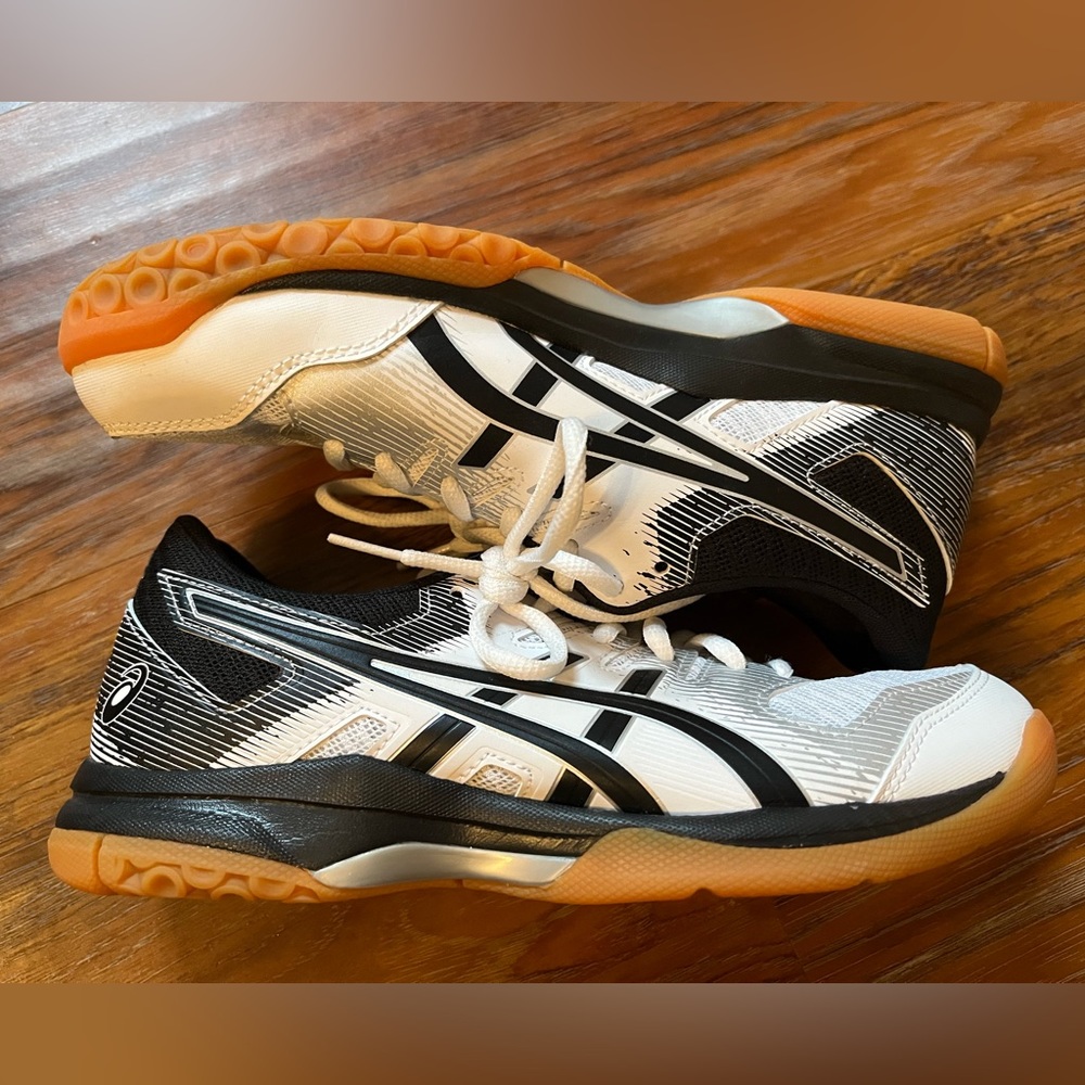 🌟NEW🌟 Asics volleyball shoes
